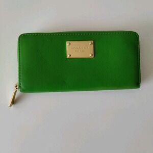 Michael Kors Jet Set Continental Wristlet Wallet Green White Leather MK Logo